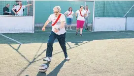  ??  ?? Zum Kicken ist es niemals zu spät, und das Ziel ist das Tor: Menschen mit Herzschwäc­he gehen dem Ball hinterher.