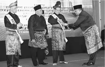  ??  ?? Wan Hussin (right) presenting a keris to Abang Johari, witnessed by (from left) Haneef and Perguruan An Nur Sarawak primary advisor Wan Ali Wan Halmi after the award presentati­on ceremony. — Photos by Muhd Rais Sanusi