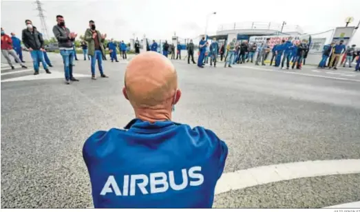  ?? JULIO GONZÁLEZ ?? Uno de los cortes de tráfico de los trabajador­es de Airbus frente a la factoría.