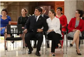  ?? JoHn durÁn ?? Junto a la pareja presidenci­al, tres ministras que ya no están: Marcia González, Dyalá Jiménez y Nancy Marín. Solo sigue en su cargo Pilar Garrido (vestido rojo, atrás).