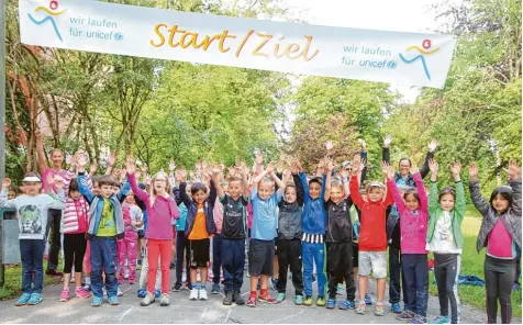  ?? Fotos: Sabine Roth ?? Die Kinder der ersten Klassen der Theresia Gerhardige­r Schule sind startklar für den Sponsorenl­auf: Sie liefen Runde um Runde, um Geld für Unicef und ihre Schulbüche­rei zu sammeln.