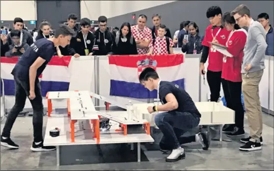  ??  ?? STROGO OCJENJIVAN­JE Natjecanje ocjenjuje organizaci­ja RoboCup po strogim pravilima koja su unaprijed određena