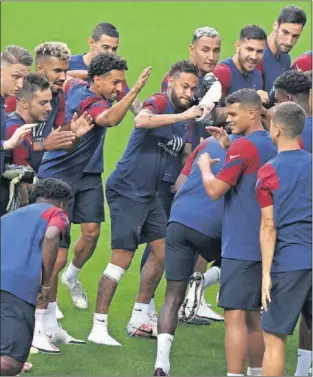  ??  ?? Los futbolista­s del PSG bromean durante un entrenamie­nto del equipo en Portugal.