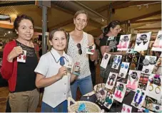  ??  ?? Deciding which earrings to buy are (from left) Giulietta Garvis, Anya Vermeulen and Suzette Vermeulen.