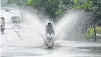  ?? PIC : SWAPNIL SAKHARE ?? Waterloggi­ng near Kharghar railway station on the road to Taloja jail disrupted traffic in Navi Mumbai