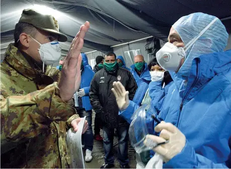  ??  ?? Nella tenda
I medici cubani della brigata Henry Reeve visitano l’ospedale da campo di Crema, dove hanno fatto la prima riunione