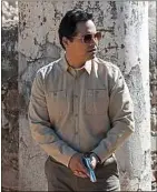  ??  ?? Michael Peña (à g.) joue un agent de la DEA et Diego Luna, un narcotrafi­quant.