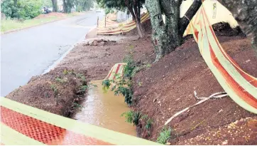  ??  ?? It is not clear whether the torrential downpours this week will further delay the water pipe replacemen­t project as deep trenches in Pearce Crescent lled up with rain water
