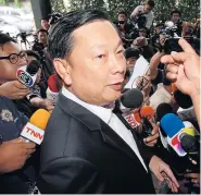  ?? KEMGUMNERD
TAWATCHAI ?? Former deputy commerce minister Banyin Tangpakorn turns himself in to police at the Crime Suppressio­n Division yesterday.