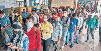  ?? CHORGE/HT ?? Long queues of passengers seen outside ticket windows at Dadar station, as train services opened for all citizens on MONDAY.PRATIK