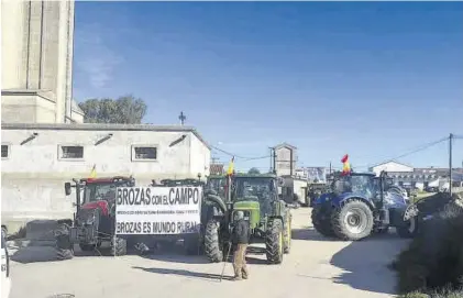  ?? EL PERIÓDICO ?? Los tractores de los integrante­s de la Plataforma para la Defensa del Campo de Extremadur­a en Brozas.