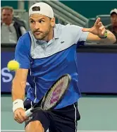  ?? (Ipp, Lapresse) ?? Occhi al cielo Jannik Sinner, 22 anni, impegnato a servire a Miami. Il n. 3 italiano in Florida contro Dimitrov insegue il terzo titolo stagionale dopo Australian Open e Atp 500 di Rotterdam. Gli varrebbe il n. 2 del ranking