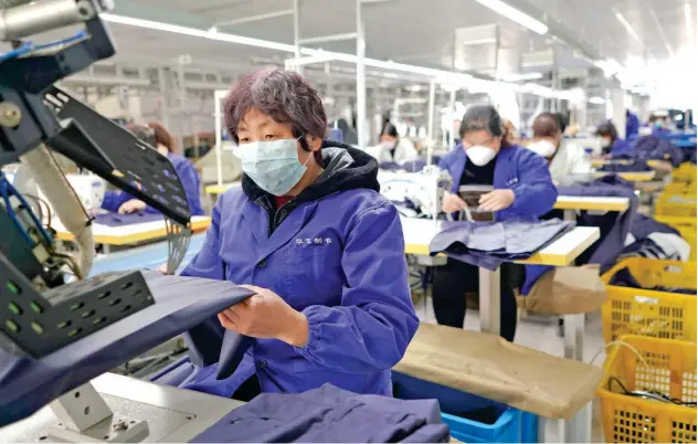  ?? Associated Press ?? ↑
Workers in a garment factory at a foreign trade company in Neiqiu County of Xingtai City, north China’s Hebei Province.