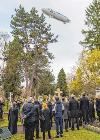  ?? FOTO: HAGEN SCHÖNHERR ?? Verneigung vor dem Grafen: Vor rund 70 Teilnehmer­n des Gedenkens sinkt der Zeppelin NT bis auf 50 Meter über das Grab seines Erfinders.