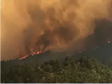  ?? /EFE ?? Las altas temperatur­as y la sequedad del aire hacen más difícil el trabajo de los bomberos.