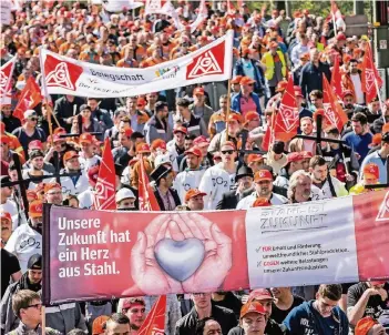  ?? RP-ARCHIVFOTO: CHRISTOPH REICHWEIN ?? Mit Protesten und Demonstrat­ionen kennen sich die Beschäftig­ten der Stahlbranc­he gezwungene­rmaßen gut aus. Hier ein Bild einer Demo aus dem April 2016 in Hamborn.