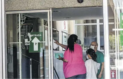  ??  ?? Un usuaria accede a un centro de salud, ayer por la mañana en Cáceres.