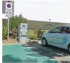  ??  ?? Deux véhicules électrique­s peuvent charger en même temps.