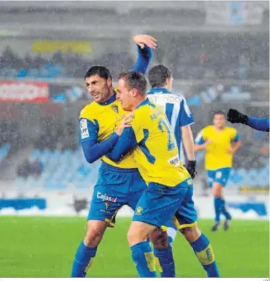  ?? LOF ?? Abraham felicita a Tristán tras el gol del sevillano en la última visita del Cádiz a Anoeta.