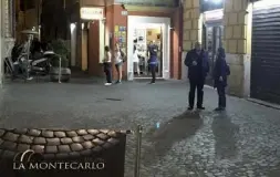  ??  ?? La Montecarlo La pizzeria, dopo la chiusura momentanea, non ha più tavoli all’aperto davanti all’ingresso del locale (foto LaPresse/Panegrossi)