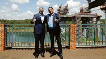  ?? Divulgação Presidênci­a ?? O presidente Jair Bolsonaro e seu colega do Paraguai, Mario Abdo Benitez, em obra de ponte em Foz do Iguaçu