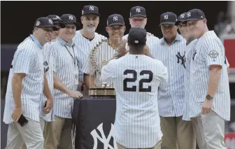  ?? AP PHOTO ?? HAPPY ANNIVERSAR­Y: Homer Bush takes a picture of some of his teammates from the 1998 Yankees, who were honored yesterday for their 114-win regular season and world championsh­ip.