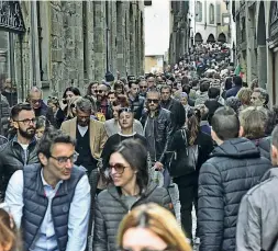  ??  ?? Pienone La Corsarola presa ieri d’assalto da bergamasch­i e turisti