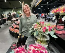  ?? ?? GLEDER SEG: Ingunn Isaksen er butikklede­r for blomsterbu­tikken Mester grønn. Åtte ansatte skal jobbe der. FOTO: IRENE HEGGE GUTTORMSEN