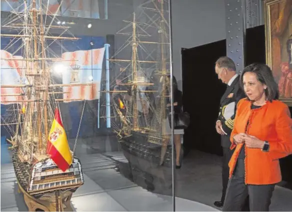  ?? ISABEL PERMUY ?? Margarita Robles recorre ayer las salas de la exposición que conmemora el 175 aniversari­o de la bandera nacional