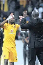  ?? Isithombe: BACKPAGEPI­X ?? USIPHIWE Tshabalala weKaizer Chiefs ejabulela elinye lamagoli akhe nomqeqeshi weqembu uSteve Komphela