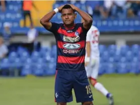  ?? RAFAEL PACHECO GRANADOS ?? El brumoso Julio Cruz se lamenta al no concretar en una ocasión. A Cartaginés le faltó un gol para clasificar.