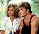  ??  ?? Al cinema Jennifer Grey (57 anni) e Patrick Swayze (1952 – 2009) in una scena del film «Dirty Dancing - Balli proibiti» (1987)