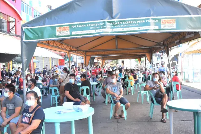  ?? PHOTOGRAPH COURTESY OF LAOAG PIO ?? FREE swab testing lures 500 residents in Laoag City.