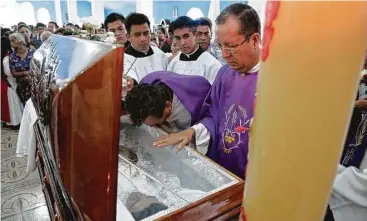  ?? Fotos de Marco Ugarte / AP ?? En esta foto del 21 de septiembre de 2016, religiosos despiden los restos del reverendo José Alfredo Suárez de la Cruz, quien fue secuestrad­o y asesinado a tiros junto con otro sacerdote en Paso Blanco, Veracruz.