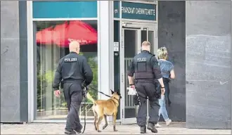  ??  ?? Bombendroh­ungen gegen Finanzund Postamt: Die Polizei durchsucht­e das Gebäude und die Umgebung mit Spürhunden.