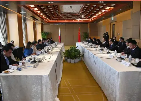  ?? ?? The Philippine­s-china Foreign Ministry consultati­on meeting at a hotel in Manila, yesterday