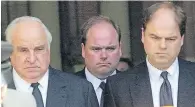  ??  ?? Helmut Kohl mit seinen Söhnen Walter und Peter (v.l.) 2001 bei Hannelore Kohls Beerdigung in Speyer.