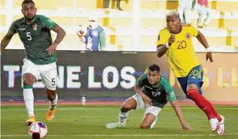  ?? AGENCIA EFE ?? Róger Martínez (d) eludió a los defensores bolivianos y, con tranquilid­ad, marcó el gol colombiano.