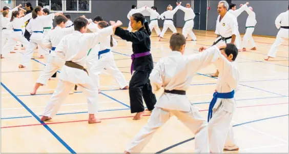  ?? PHOTO / KATIE ADAMS ?? EDMOND Otis encouragin­g karate students in Ka¯ piti.