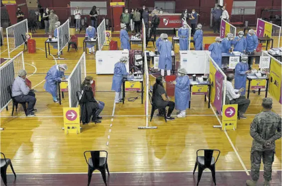  ?? JUAN MABROMATA / AFP ?? Vacunación de sanitarios con la Sputnik V, en la cancha de baloncesto del club argentino River Plate, en Buenos Aires, ayer.