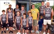  ?? (Photo E. L.) ?? Avec Stéphane lzur, fidèle partenaire, les jeunes basketteur­s arborent fièrement leur nouveau maillot.