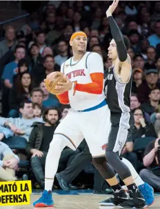  ??  ?? Carmelo Anthony es defendido de cerca por Danny Green en el partido de ayer. Anthony encestó 25 puntos.