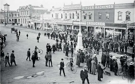  ?? PALMERSTON NORTH CITY LIBRARY ?? People walk to All Saints Church for the Wellington Regiment Commemorat­ive Parade in 1921.
