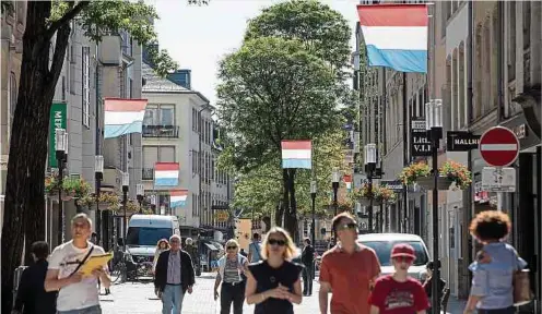  ?? Fotos: Guy Jallay ?? Um die zahlreiche­n Besucher am Wochenende gebührend zu empfangen, wird Luxemburg-stadt festlich dekoriert. Die Groussgaas­s bildet mit den rot-weiß-blauen Flaggen keine Ausnahme.