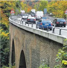  ?? FOTO: ROLAND RASEMANN ?? Nadelöhr: Der Albaufstie­g der A8.