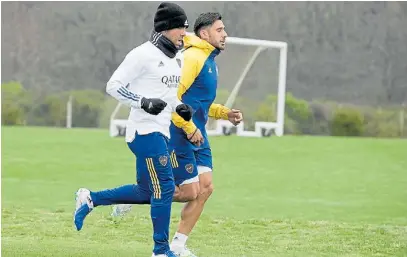  ?? PRENSA BOCA ?? En movimiento. Tevez y Salvio en la práctica. Hubo testeos de coronaviru­s: todos negativos.