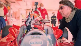  ?? SCUDERIA FERRARI ?? Insieme Charles Leclerc, 24 anni, dentro la Ferrari a colloquio con Renè Arnoux, 74 anni