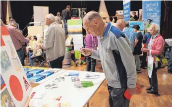  ?? FOTO: BIRGA WOYTOWICZ ?? Die Besucher der Messe „aktiv 50 plus“informiere­n sich an den Ständen in der Gigelbergh­alle.