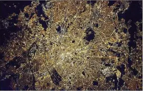  ??  ?? L’astronaute Thomas Pesquet a photograph­ié la capitale depuis l’espace.
