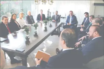  ??  ?? Mario Abdo Benítez recibió ayer a la mañana a integrante­s de la Asociación de Bancos.